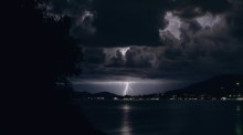 Ein Blitz erhellt den nächtlichen Himmel über Koh Samui. Der thailändische Wetterdienst warnt vor Gewittern, Starkregen und teils rauer See in mehreren Regionen des Landes. Foto: Maksym Ivashchenko/Unsplash