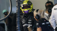 Lewis Hamilton, der britische Formel-1-Pilot von Mercedes-AMG Petronas, ist während des zweiten Trainings der Formel 1 in der Garage zu sehen. Foto: epa/Greg Nash