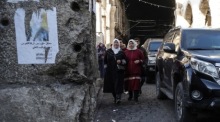 Frauen gehen nahe der Umayyaden-Moschee nach dem Ende der Herrschaft von Baschar al-Assad. Foto: epa/Giuseppe Lami