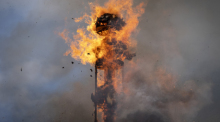 Der Böögg explodiert beim Sechseläuten in Zürich und kündigt nach Tradition einen heißen Sommer an. Foto: dpa/Claudio Thoma