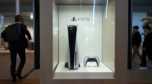 Eine von Sony Interactive Entertainment entwickelte PlayStation 5 (PS5) wird in der Zentrale der Sony Group in Tokio ausgestellt. Foto: epa/Kimimasa Mayama