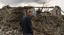 Ein Anwohner betrachtet beschädigte Häuser nach einem russischen Raketenangriff am frühen Dienstagmorgen, 16. August 2022. Foto: David Goldman
