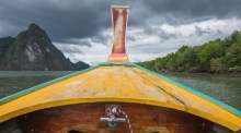 Dunkle Regenwolken über der Andamanensee während des anhaltenden Südwestmonsuns. Die Wetterbehörde warnt vor starken bis sehr starken Niederschlägen. Foto: Teodor Kuduschiev/Unsplash