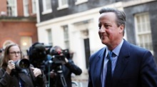 Der neue britische Außenminister David Cameron verlässt die Downing Street 10 in London. Foto: epa/Andy Rain