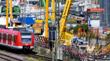 Ein Zug der S-Bahn München fährt in der Nähe der Donnersbergerbrücke an der Baustelle der zweiten S-Bahn-Stammstrecke entlang. Foto: Sven Hoppe/dpa