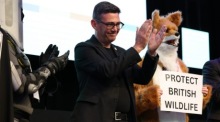 Andy Burnham reagiert nach seinem Sieg bei der Nachwahl im Wahlkreis Makerfield im nordwestenglischen Wigan. Foto: epa/Adam Vaughan