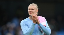 Erling Haaland bedankt sich nach dem Premier-League-Spiel zwischen Manchester City und Brentford bei den Fans. Der Norweger zählt zu den Torjägern der Liga. Foto: Gary Oakley/epa/dpa
