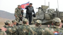 Der oberste nordkoreanische Führer Kim Jong Un reagiert während eines Trainingswettkampfs zwischen Panzereinheiten der Koreanischen Volksarmee (KPA). Foto: epa/Kcna