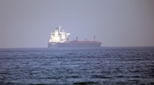 Zwei im Golf von Oman beschädigte Öltanker. Foto: epa/Ali Haider