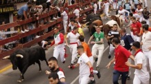 Läufer nehmen am «Pamplona Chica»-Stierlauf in San Sebastián de los Reyes bei Madrid teil. Foto: EPA/Sergio Perez