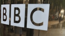 Das bekannte Logo der BBC auf den Glastüren eines ihrer Studios im Zentrum Londons. Foto: EPA/Andy Rain