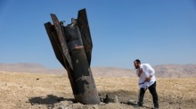 Ein ultraorthodoxer Jude betrachtet die Überreste einer iranischen ballistischen Rakete nahe der Siedlung Mevo’ot Yericho im Jordantal. Foto: epa/Abir Sultan