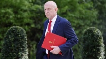 Der britische Verteidigungsminister John Healey vor einer Kabinettssitzung in London. Nach Streit über Militärausgaben trat er von seinem Amt zurück. Foto: Tolga Akmen/epa/dpa