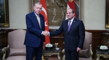 Ein vom Pressebüro des ägyptischen Präsidenten zur Verfügung gestelltes Foto zeigt den ägyptischen Präsidenten Abdel Fattah al-Sisi (R) und den türkischen Präsidenten Recep Tayyip Erdogan (L). Foto: EPA-EFE/Egypt Presidential Press Office