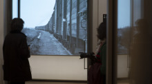 Während einer Pressevorführung des neuen Nationalen Holocaustmuseums sehen sich Menschen historische Aufnahmen von Zügen an, die Juden in Konzentrationslager der Nazis transportieren. Foto: Peter Dejong/Ap/dpa