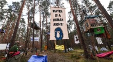Umweltschutzaktivisten besetzen einen Wald, um gegen die Erweiterung des Tesla-Werks bei Berlin zu protestieren. Foto: epa/Filip Singer