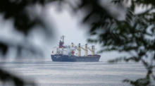Das Massengutfrachtschiff Brave Commander verlässt den Hafen Pivdennyi in der Nähe der südukrainischen Stadt Odesa. Foto: epa/Str