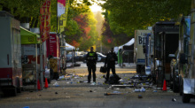 Mitglieder des forensischen Teams der Polizei von Vancouver untersuchen den Tatort, an dem ein Fahrzeug während eines philippinischen Kulturfestes in Vancouver in eine Menschenmenge fuhr. Foto: Sean Kilpatrick/The Canadian Press/ap/dpa