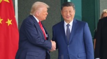 US-Präsident Donald Trump und Chinas Staatschef Xi Jinping geben sich nach ihrem Treffen auf einem Luftwaffenstützpunkt in Busan die Hand. Foto: epa/Yonhap