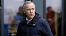Kanadas Premierminister Mark Carney verfolgt das 50-km-Massenstart-Rennen beim Langlauf-Weltcup in Oslo. Foto: epa/Christoffer Andersen