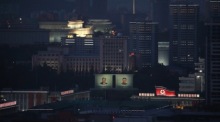 Porträts von Kim Il-sung und Kim Jong-il leuchten über den Straßen von Pjöngjang vor dem 70. Gründungsjubiläum Nordkoreas. Foto: epa/How Hwee Young