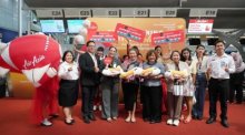Thai AirAsia feiert neue Routen: Gäste posieren mit Plüschflugzeugen beim Abflug am Suvarnabhumi Airport. Bild: Thai AirAsia