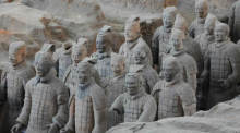 Einige Soldatenfiguren der sogenannten Terrakotta-Armee im Mausoleum Qin Shihuangdis im Stadtteil Lintong sind zu sehen. Foto: Penghua/Sipa Asia Via Zuma Wire/dpa