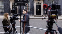 Journalisten stehen vor dem Amtssitz des britischen Premierministers in der Downing Street in London. Foto: EPA/Tolga Akmen