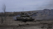 Ein ukrainischer Panzer fährt in der Nähe von Bachmut in Richtung Frontlinie. Foto: Evgeniy Maloletka/Ap/dpa