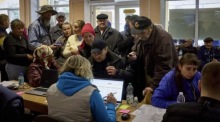 Im Evakuierungszentrum in Charkiw warten Evakuierte auf die Registrierung von Menschen, die Gebiete nahe der russischen Grenze verlassen mussten. Foto: epa/Sergey Kozlov