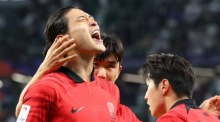 Cho Gue-sung (l.) aus Südkorea jubelt nach seinem Kopfballtor zum Ausgleich in der zweiten Halbzeit des Achtelfinales der Fußball-Asienmeisterschaft gegen Saudi-Arabien am 30. Januar 2024. Foto: epa/Yonhap