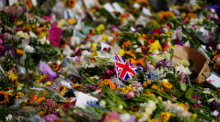 Blumen liegen vor dem Schloss Windsor. Die britische Königin Elizabeth II. ist am 08.09.2022 im Alter von 96 Jahren gestorben. Foto: Ben Birchall/Pa Wire/dpa