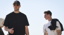 Manuel Neuer und Jonas Urbig spazieren während des WM-Trainingslagers am Lake Michigan in Chicago entlang. Foto: dpa/Christian Charisius