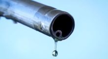 Ein Tropfen Benzin fällt aus der Zapfpistole einer Tankstelle. Foto: Alain Jocard/Afp/dpa