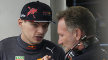 Max Verstappen (l) aus den Niederlanden vom Team Red-Bull spricht mit Teamchef Christian Horner. Foto: Hassan Ammar/Ap/dpa