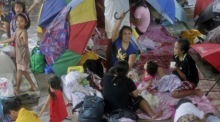 Evakuierte Familien suchen in einem Turnsaal Zuflucht, während Supertaifun Fung-wong über die Philippinen zieht und starke Regenfälle sowie Überschwemmungen verursacht. Foto: epa/Francis R. Malasig