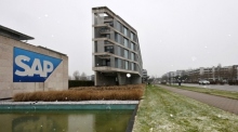 Ein Blick auf ein Logo der SAP am Hauptsitz in Walldorf. Foto: EPA-EFE/RONALD WITTEK