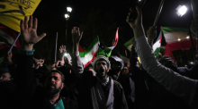 Iranische Demonstranten skandieren Slogans während einer anti-israelischen Versammlung vor der britischen Botschaft. Der Iran hat erstmals Israel direkt angegriffen. Trotz internationaler Warnungen schickte der Iran D... Foto: Vahid Salemi/Ap/dpa