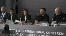 Der ukrainische Präsident Wolodymyr Selenskyj und die moldauische Präsidentin Maia Sandu nehmen an der Konferenz der Energiekoordinierungsgruppe für die Ukraine in Tschernobyl teil. Foto: epa/Stringer
