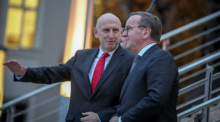 Boris Pistorius (SPD, r), Bundesminister der Verteidigung, empfängt John Healey, Verteidigungsminister aus Großbritannien, zu einem Treffen europäischer Verteidigungsminister. Foto: Kay Nietfeld/dpa