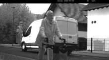 Seniorin mit Rollator wird bei einer Tempokontrolle neben einem Lieferwagen von der Radarkamera der Polizei erfasst. Foto: Polizei Euskirchen/dpa