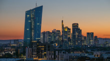 Die Lichter der Bankentürme von Frankfurt leuchten in der hereinbrechenden Dunkelheit, die EZB (v.l.) dominiert die Skyline. Foto: Boris Roessler/dpa