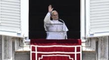 Papst Leo XIV. leitet das „Regina Caeli“-Gebet auf dem Petersplatz. Foto: epa/Riccardo Antimiani