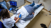 Bei dem 45 Jahre alte Probanden Fabian Feldt wird per Ultraschall die Schilddrüse von Humanbiologin Karen Salewski untersucht. Foto: Jens Büttner/dpa