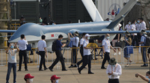 Besucher gehen auf Luftfahrtmesse in Zhuhai an einer chinesischen CH-4-Drohne vorbei, einem wichtigen Exportprodukt der Rüstungsindustrie. Foto: dpa/Ng Han Guan