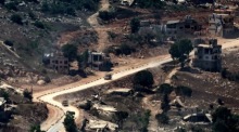 Ein israelisches Militärfahrzeug mit Schutznetz gegen FPV-Drohnen patrouilliert auf libanesischer Seite nahe der Grenze zu Israel. Foto: Atef Safadi/epa