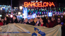 Zahlreiche Menschen nehmen am internationalen Tag gegen Gewalt an Frauen an einer Kundgebung teil. Foto: Lorena Sopêna/Europa Press/dpa