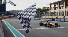 Formel-1-Weltmeisterschaft, Grand Prix von Miami. Der australische McLaren-Pilot Oscar Piastri überquert die Ziellinie und gewinnt. Foto: Shawn Thew/epa Pool Via Ap/dpa