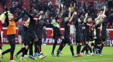 Die Spieler von Leverkusen feiern mit ihren Fans nach dem Sieg in der deutschen Bundesliga. Foto: epa/Christopher Neundorf
