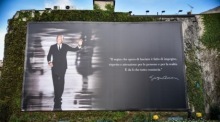In Mailand erinnert ein Plakat an den verstorbenen Modedesigner nach seiner Beerdigung. Foto: epa/Matteo Corner